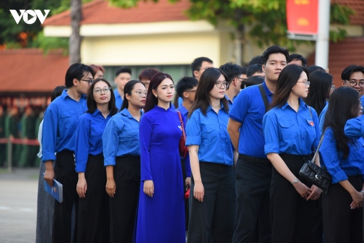 Sau lễ thượng cờ, các đoàn xếp hàng vào Lăng viếng Chủ tịch Hồ Chí Minh. 