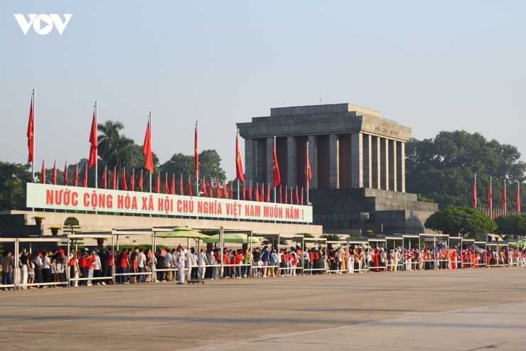 Hàng nghìn người muốn bày tỏ lòng thành kính đến vị Cha già của dân tộc trong ngày Tết Độc lập.