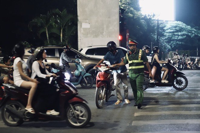 Lực lượng Công an phường phối hợp với Đội CSGT đường bộ số 7 tăng cường tuần tra, kiểm soát, xử lý các hành vi vi phạm trật tự, an toàn giao thông trên địa bàn trong dịp nghỉ lễ 2/9. (Ảnh Thành Long)
