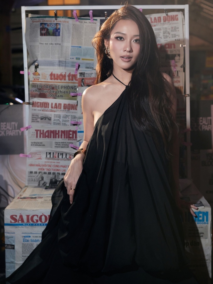 Trang phục lộ bụng lùm lùm của Khả Ngân trước khi nhận lời cầu hôn - 5