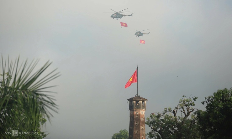 Trực thăng bay qua khu vực gần Cột cờ Hà Nội ngày 2/9/2025. Ảnh: Võ Thạnh