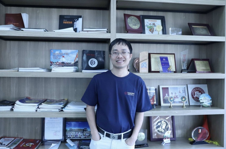 Anh Luân ở Viện nghiên cứu cấp cao về Toán, năm 2025. Ảnh: Nhân vật cung cấp