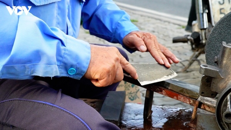 từ cục đá mài nhỏ bé ấy, ông góp nhặt từng đồng, lo cho gia đình và nuôi hai người con học hết đại học