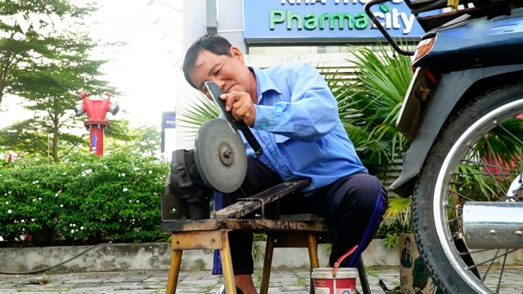 Những ngày đông khách, ông Bảo có thể kiếm được gần một triệu đồng.