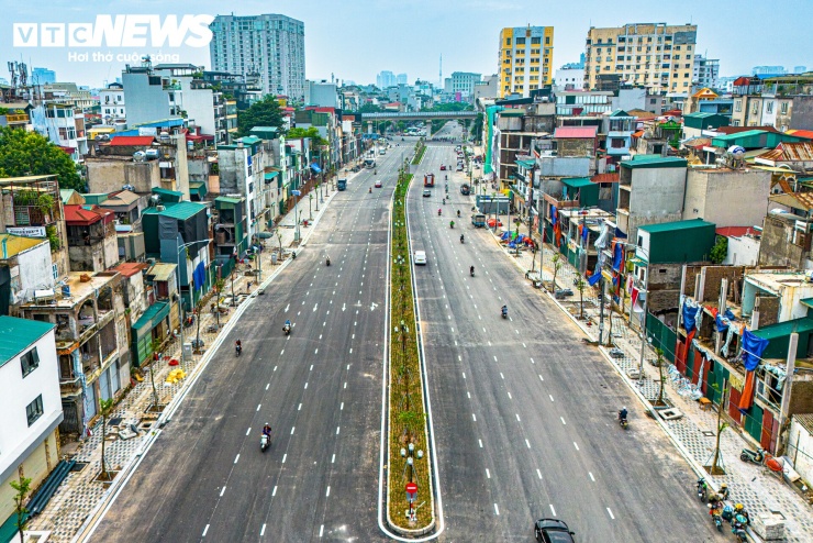 Sau nhiều năm triển khai, tuyến Vành đai 1 đoạn Hoàng Cầu - Voi Phục đang bước vào giai đoạn hoàn thiện cuối cùng. Tuyến đường dài hơn 2,2km, mặt cắt ngang rộng 50m, tổng mức đầu tư hơn 7.200 tỷ đồng, kết nối khu vực Hoàng Cầu với nút Voi Phục.