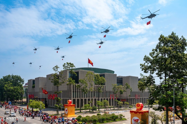 Trực thăng bay trên bầu trời Hà Nội hồi tháng 9/2025. Ảnh: Giang Huy