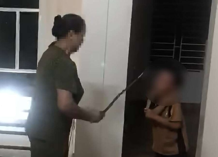 Hình ảnh ghi lại cảnh người bà đến tận nhà "dạy dỗ" cháu nhỏ bằng trận "mưa roi". Ảnh cắt từ clip