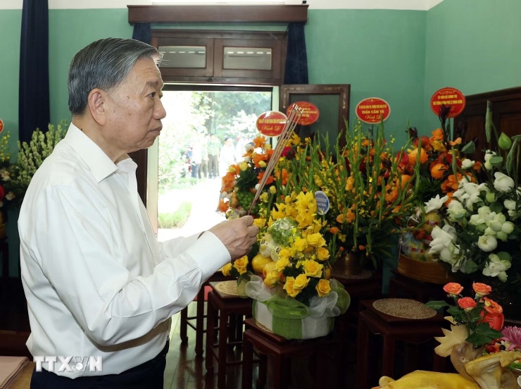 Tổng Bí thư, Chủ tịch nước Tô Lâm dâng hương tưởng nhớ Bác Hồ tại Nhà 67, Khu Di tích Chủ tịch Hồ Chí Minh trong Phủ Chủ tịch, sáng 2/9. Ảnh: TTXVN