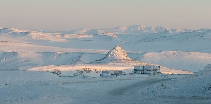 Mỏ vàng Kupol ở Siberia thuộc khu tự trị Chukotka, vùng cực Đông Bắc của Nga, nổi tiếng với trữ lượng khổng lồ nhưng khó khai thác nhất nhì thế giới. (Ảnh: Atlas Obscura)