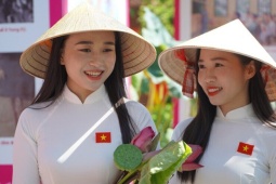 Sự trùng hợp đặc biệt ngày 2/9 hút du khách đổ về Làng Sen