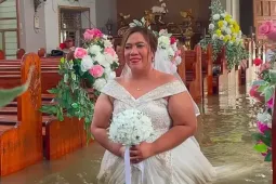 Cô dâu lội nước lũ ngang hông vào lễ đường