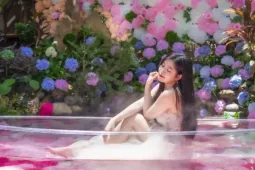 Gen Z Đà Nẵng vượt núi, hóa nàng thơ bên thuyền hoa