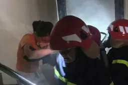 Cứu 4 người thoát khỏi đám cháy căn nhà 6 tầng