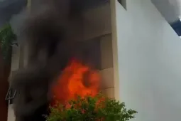 Giải cứu hai người mắc kẹt trên tầng ba trong căn nhà hỏa hoạn