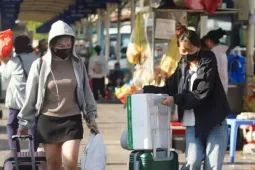 Lỉnh kỉnh đồ đạc, người dân tấp nập trở về Hà Nội ngày cuối kỳ nghỉ lễ 2/9