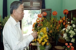 Tổng Bí thư, Chủ tịch nước dâng hương tưởng nhớ Chủ tịch Hồ Chí Minh