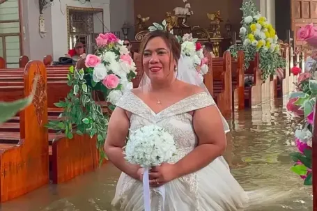 Cô dâu lội nước lũ ngang hông vào lễ đường