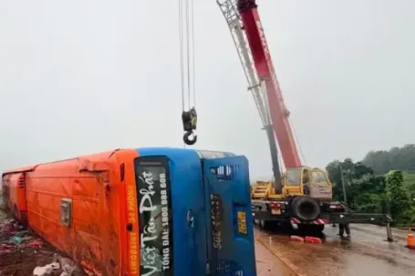 Nữ hành khách liệt 2 chân sau vụ lật xe khách ở Gia Lai