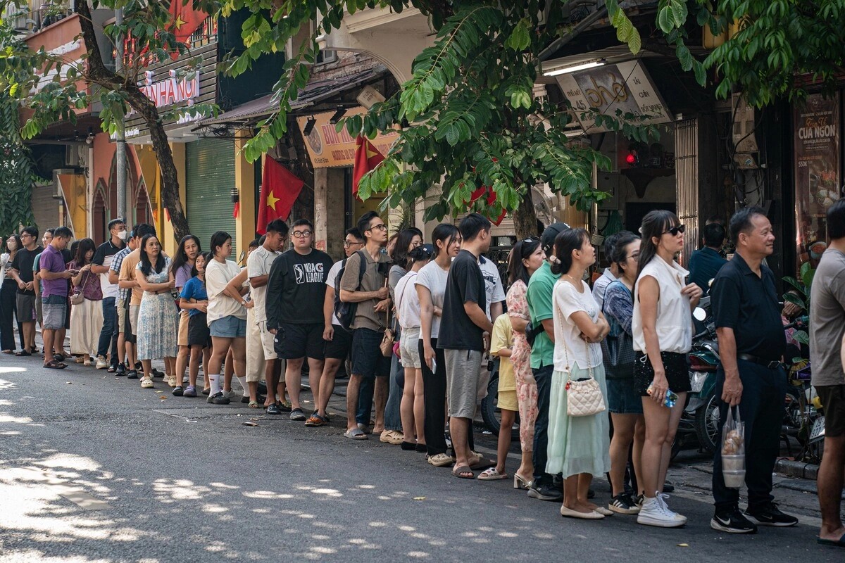 Xếp hàng ăn phở Hà Nội ngày lễ 2/9 - 3
