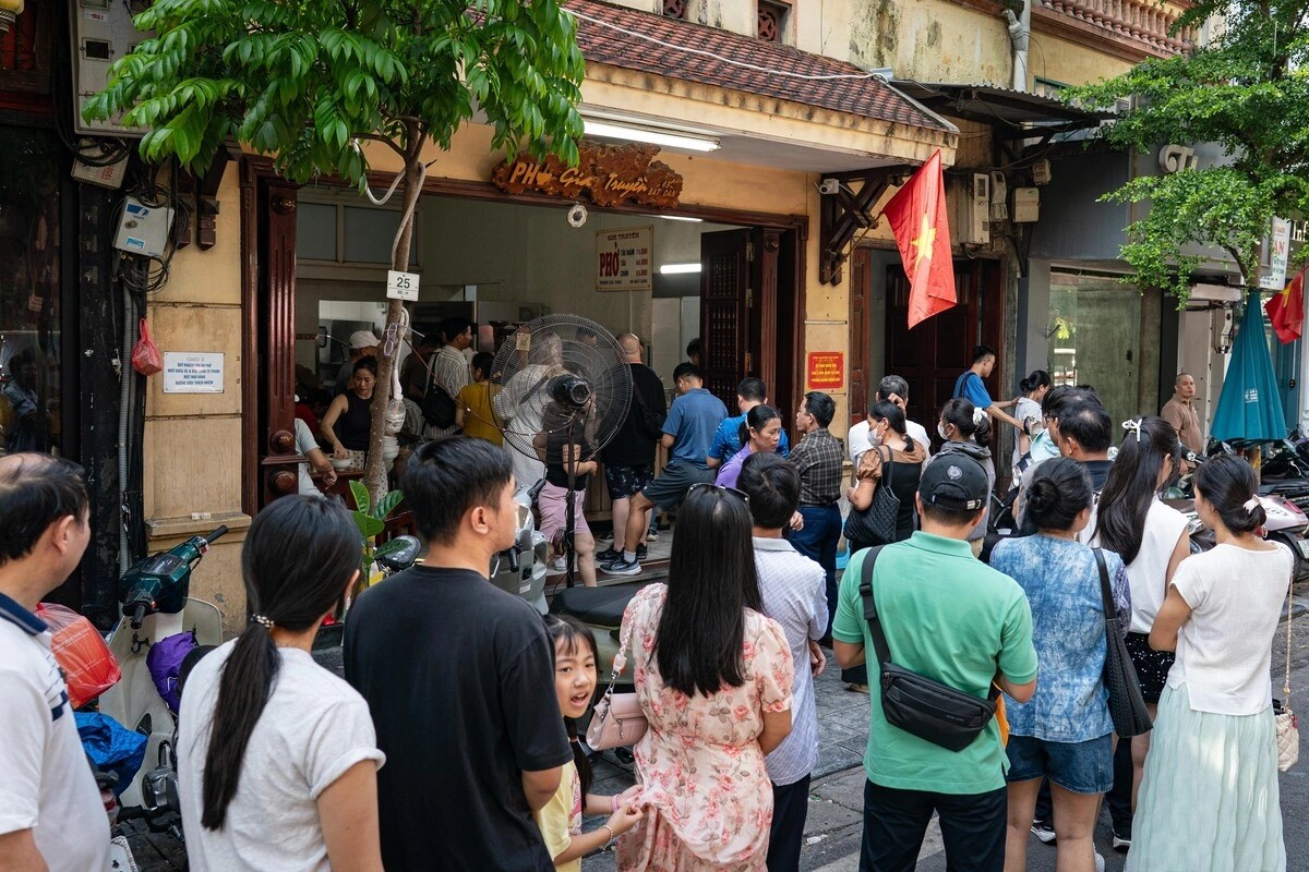Xếp hàng ăn phở Hà Nội ngày lễ 2/9 - 2