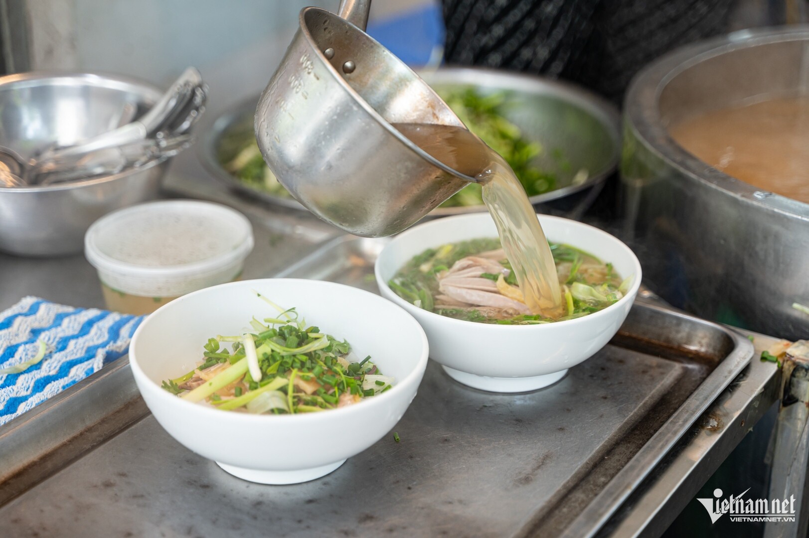 Phở gà nước và phở gà trộn tại quán