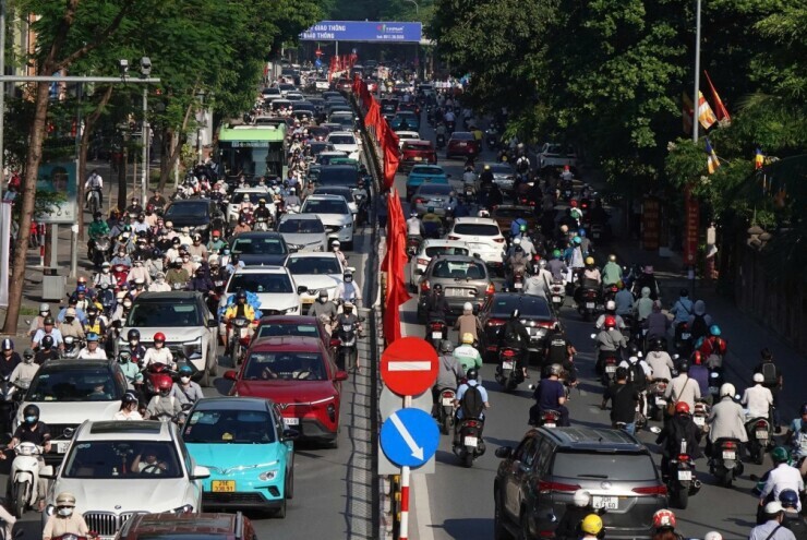 Ô tô dàn hàng, xe máy leo vỉa hè ngày đầu đi làm sau kỳ nghỉ lễ