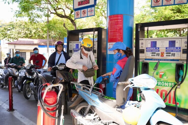 Giá xăng tăng, vượt hơn 23.000 đồng/lít