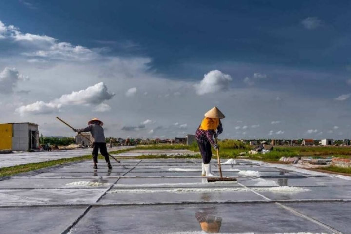 Phơi nắng, làm muối cùng diêm dân Ninh Bình