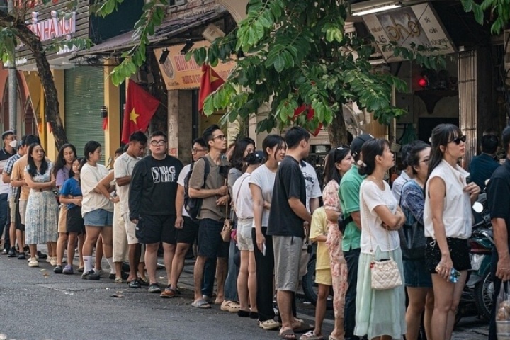 Xếp hàng nửa tiếng để ăn bát phở 70 K tự phục vụ ở phố cổ Hà Nội
