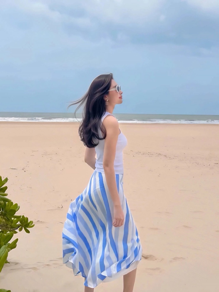 Hoàng Thùy Linh đọ style độc lạ với dàn sao Việt khi nghỉ lễ - 2