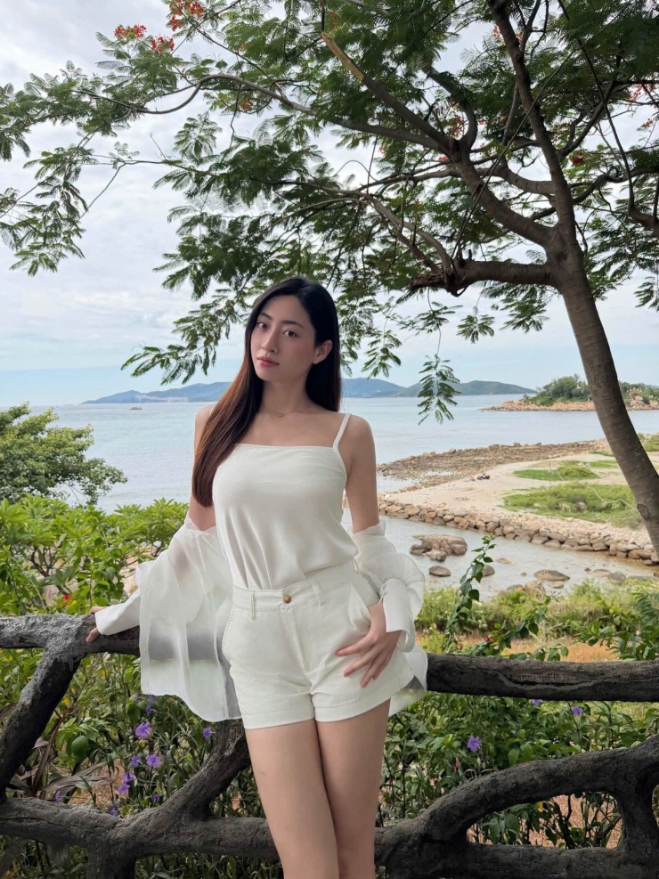 Hoàng Thùy Linh đọ style độc lạ với dàn sao Việt khi nghỉ lễ - 5