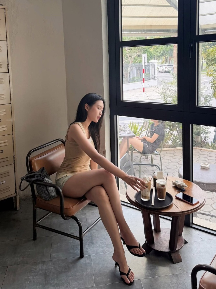 Hoàng Thùy Linh đọ style độc lạ với dàn sao Việt khi nghỉ lễ - 7