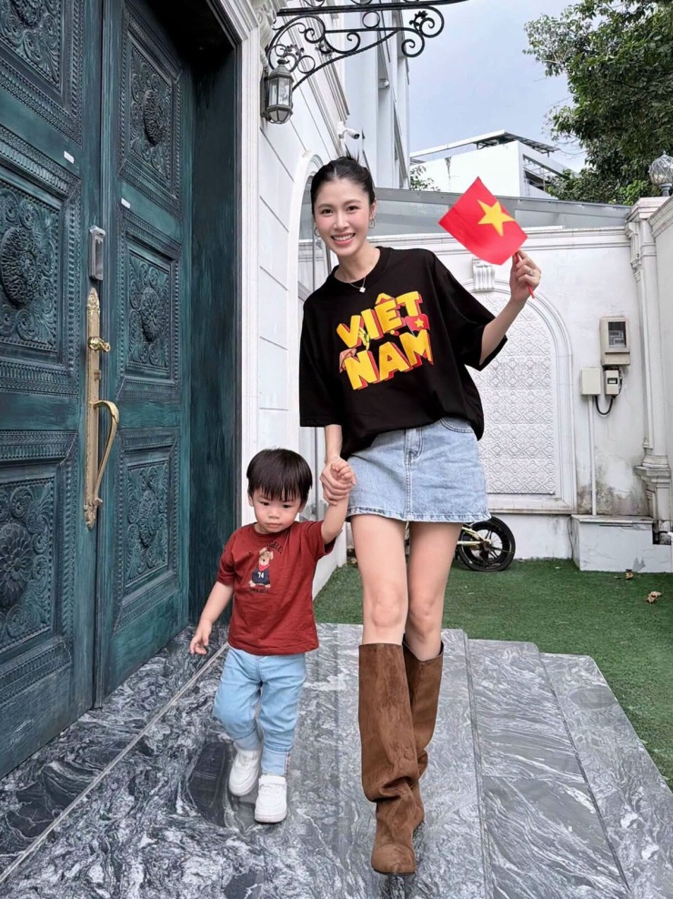 Hoàng Thùy Linh đọ style độc lạ với dàn sao Việt khi nghỉ lễ - 10