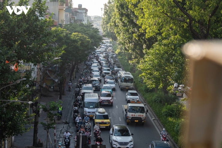 Tuyến Láng - Trường Chinh, tình trạng "đông nhưng không tắc cứng" duy trì suốt khung giờ cao điểm. Dù tốc độ di chuyển thấp, các phương tiện vẫn có thể nhích dần.