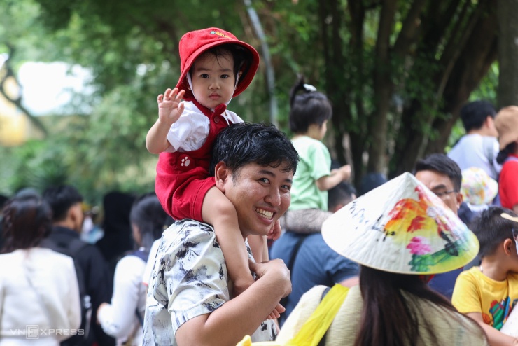 Du khách tham quan Thảo Cầm Viên, TP HCM, ngày 1/9. Ảnh: Quỳnh Trần