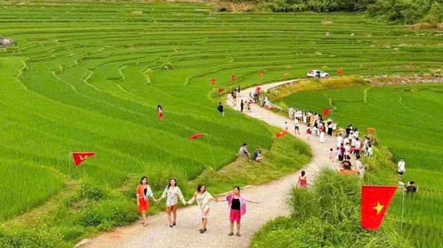 “Cung đường chữ S” là một trong những điểm check-in được nhiều du khách yêu thích tại Bản Đôn, xã Pù Luông. Ảnh: CATH.