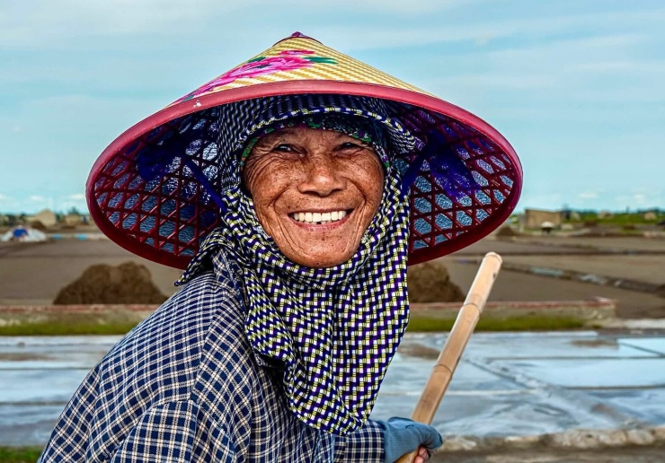 Theo người dân địa phương, quy trình làm muối đòi hỏi kinh nghiệm, sự tỉ mỉ, sức lực cũng như "ưu ái của thời tiết". Chỉ cần một cơn mưa bất chợt, công sức của diêm dân "đổ sông đổ bể".