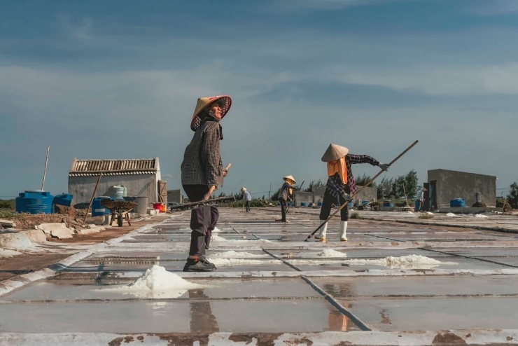 Phơi nắng, làm muối cùng diêm dân Ninh Bình - 8