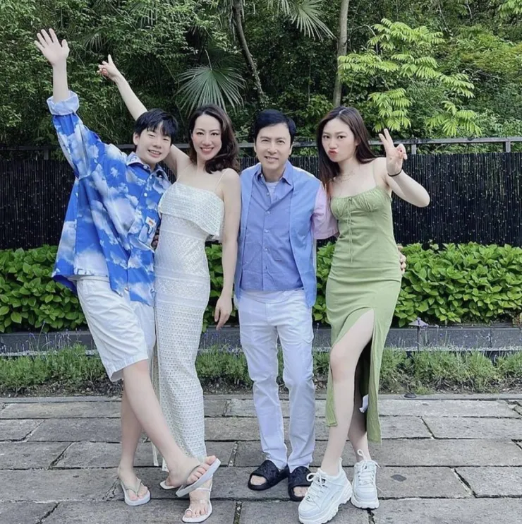 Chân Tử Đan và vợ hai, Uông Thi Thi cùng hai con. Ảnh: Weibo