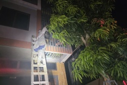 Rạng sáng, cảnh sát PCCC phá “chuồng cọp”, giải cứu 2 người mắc kẹt