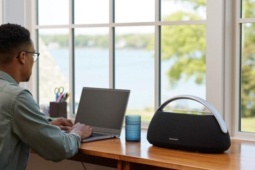 Marshall vs Harman Kardon: Cuộc đối đầu giữa chất rock và âm thanh cao cấp