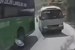 Xử phạt 5 triệu đồng tài xế vượt ẩu, lấn sang làn ngược chiều ở Lào Cai