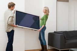 Những rủi ro khiến đặt TV trên kệ đôi khi tốt hơn treo lên tường