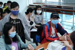 Lo ngại học phí đại học tăng gây áp lực cho các gia đình, Bộ GD&ĐT nói gì?