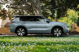 Mitsubishi Outlander mới sắp trở lại Việt Nam cạnh tranh Honda CR-V