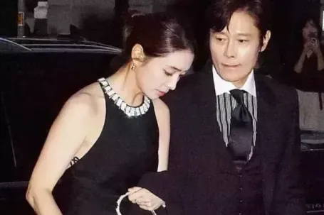 Lee Byung Hun dìu vợ trên thảm đỏ