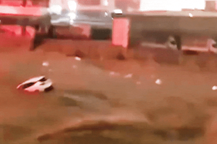 Lũ cuồn cuộn trên đường khi bão Saudel quét qua Trung Quốc