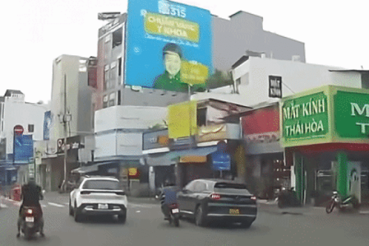 Taxi đánh lái đẩy ngã người đi xe máy rồi bỏ đi