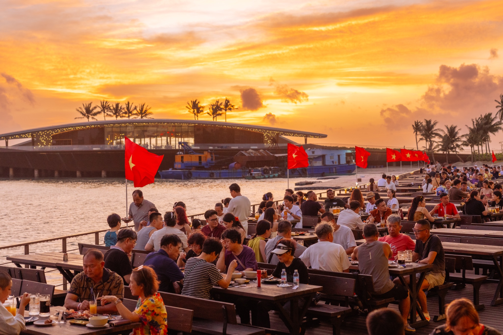Dịp Quốc khánh, Phú Quốc tạo sức hút bằng không khí lễ hội trải dài từ ngày sang đêm.