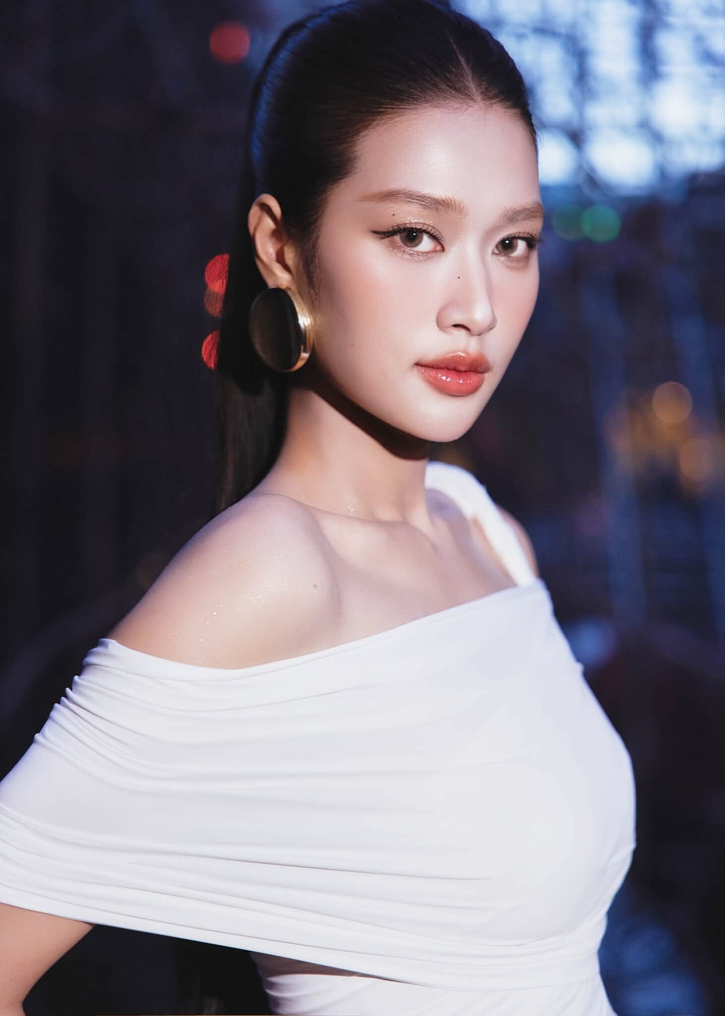 Hoa hậu Đoàn Thiên Ân mang nét đẹp sắc sảo, đôi mắt biết nói cùng đôi môi quyến rũ, rất Tây. Thần thái tự tin và năng lượng mạnh mẽ của cô luôn là điểm cộng lớn thu hút ánh nhìn của người đối diện.